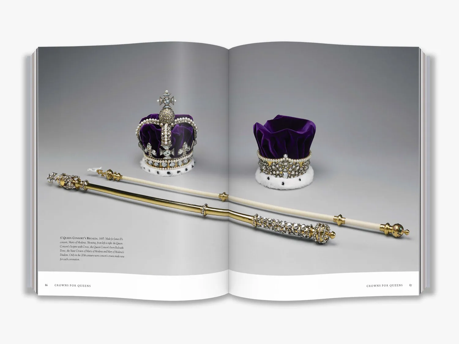 Thames & Hudson The Crown Jewels bog smykker illustreret