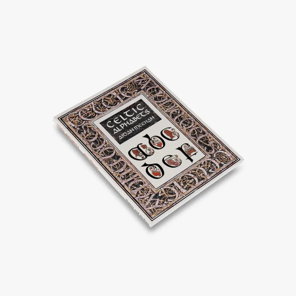 Thames & Hudson Celtic Alphabets bog med alfabeter