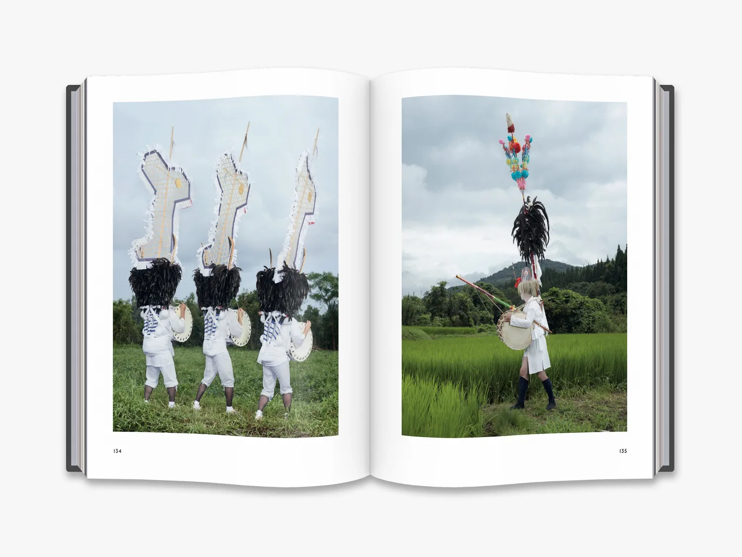 Thames & Hudson Yokainoshima fotobog japanske festivaldragter