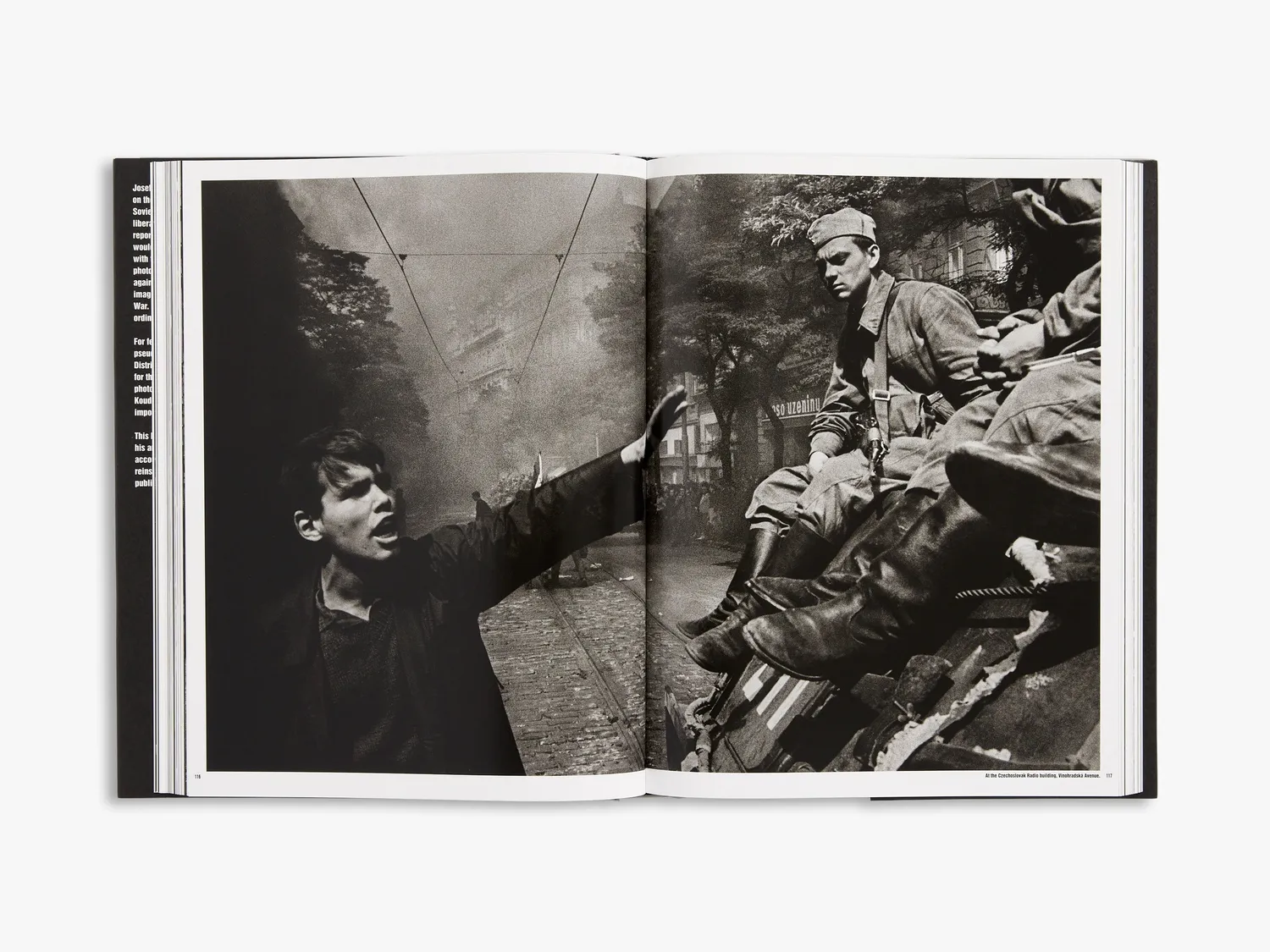 Thames & Hudson Invasion Prague 68 fotobog indbundet dokumentar