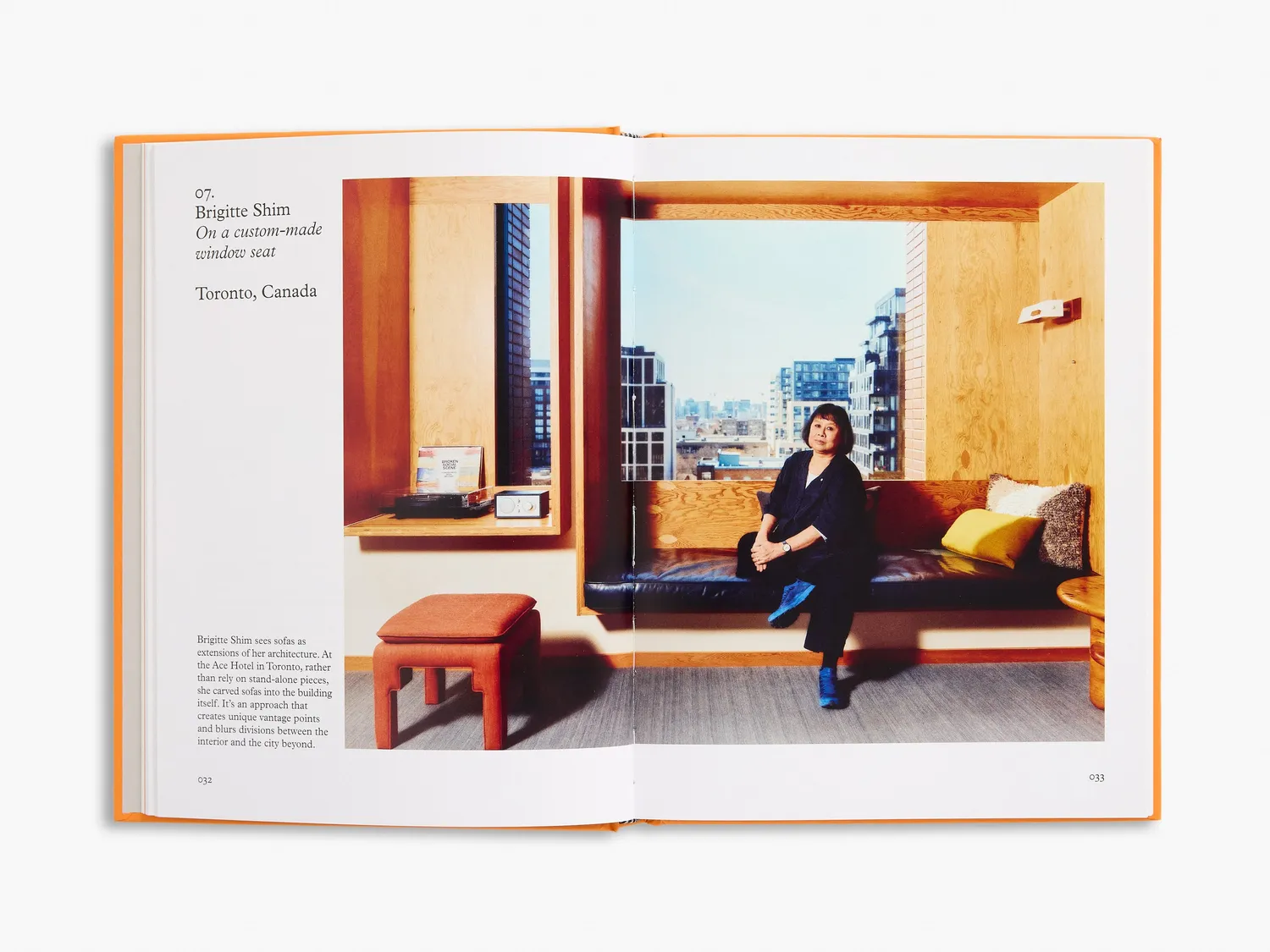 Thames & Hudson Monocle Designers on Sofas designbog