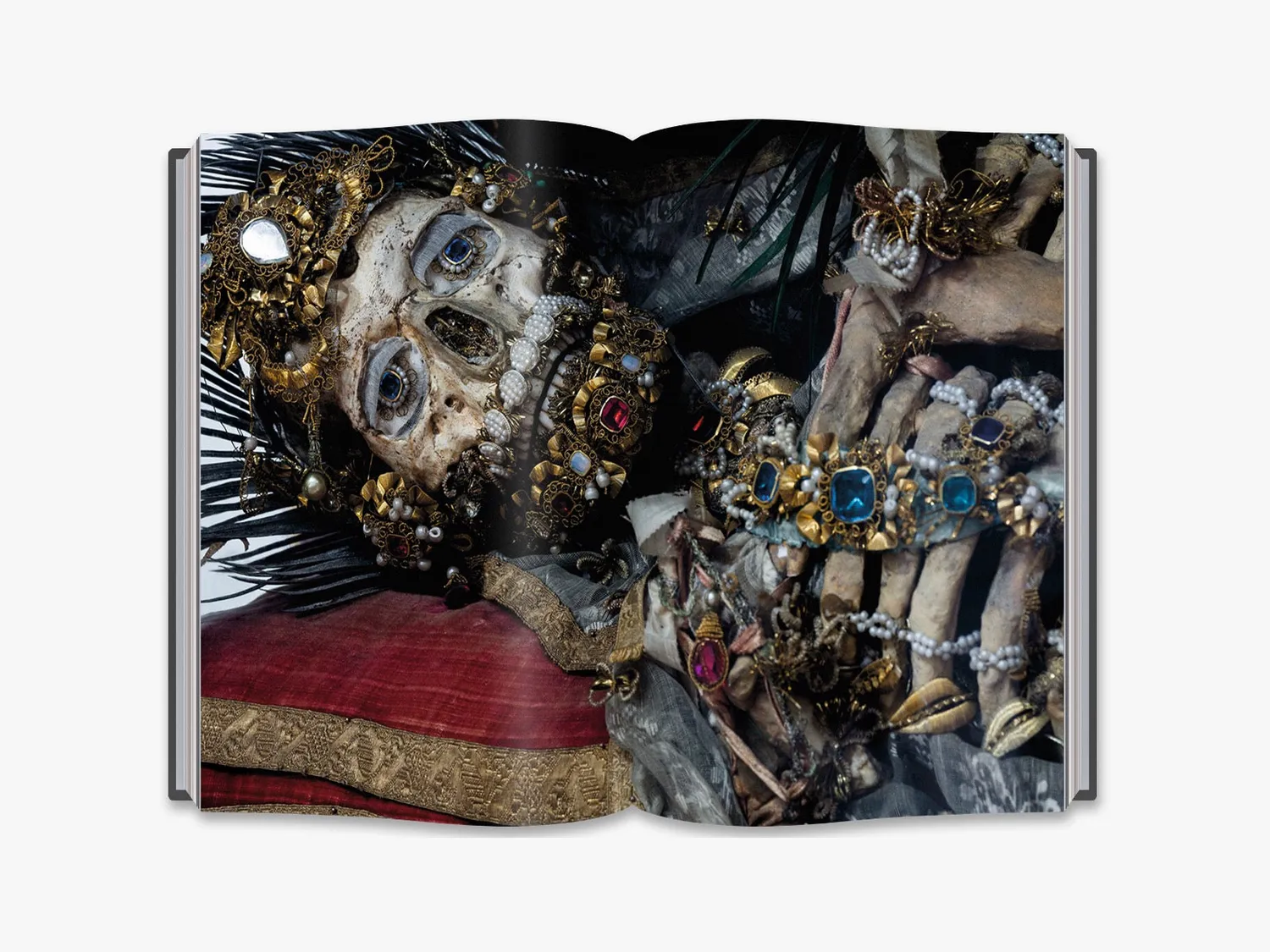 Thames & Hudson Heavenly Bodies fotobog relikvier