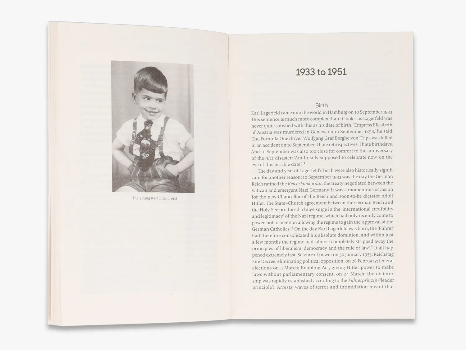 Thames & Hudson Karl Lagerfeld A Life in Fashion biografi