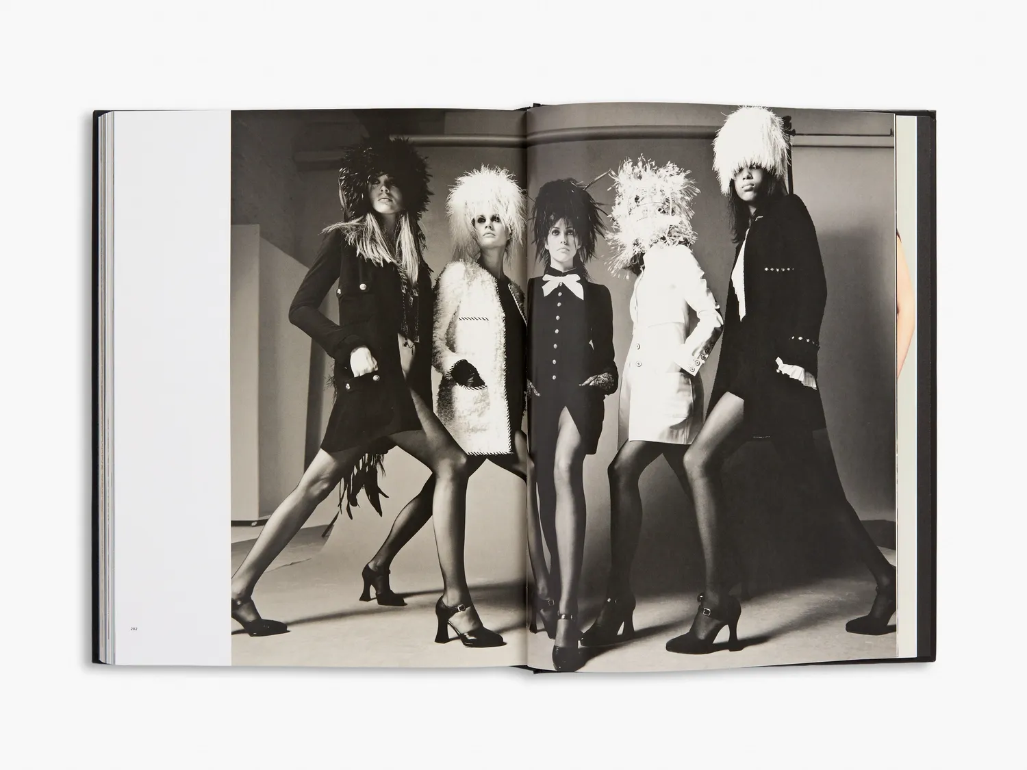 Thames & Hudson Chanel Vocabulary of Style modebog