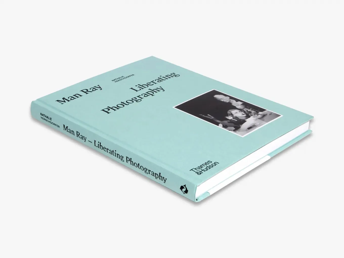 Thames & Hudson Man Ray Liberating Photography bog illustreret