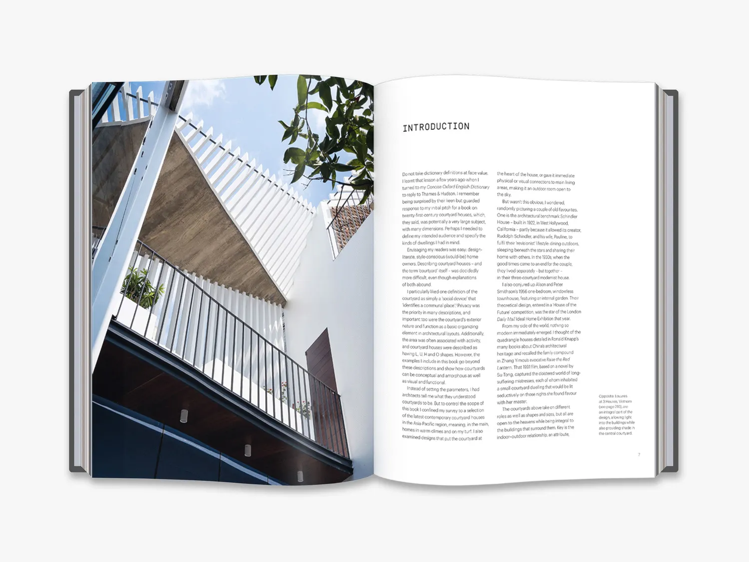 Thames & Hudson Courtyard Living arkitekturbog 25 huse