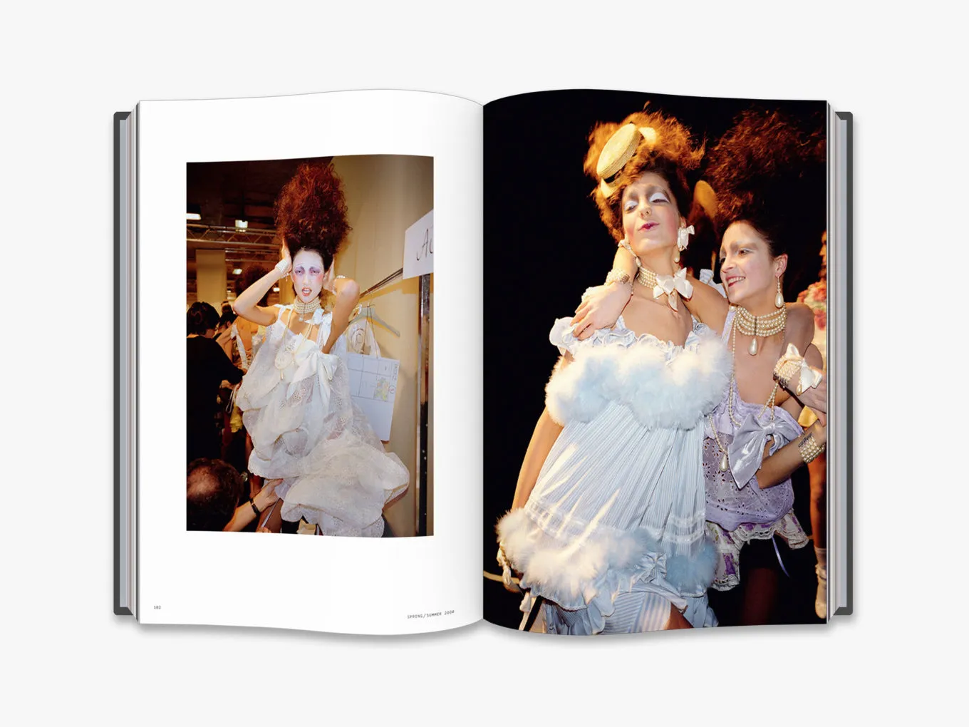 Thames & Hudson John Galliano: Unseen bog backstage modefoto