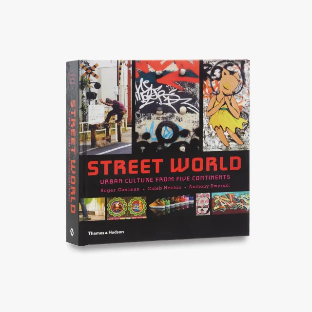Thames & Hudson Street World bog - street art