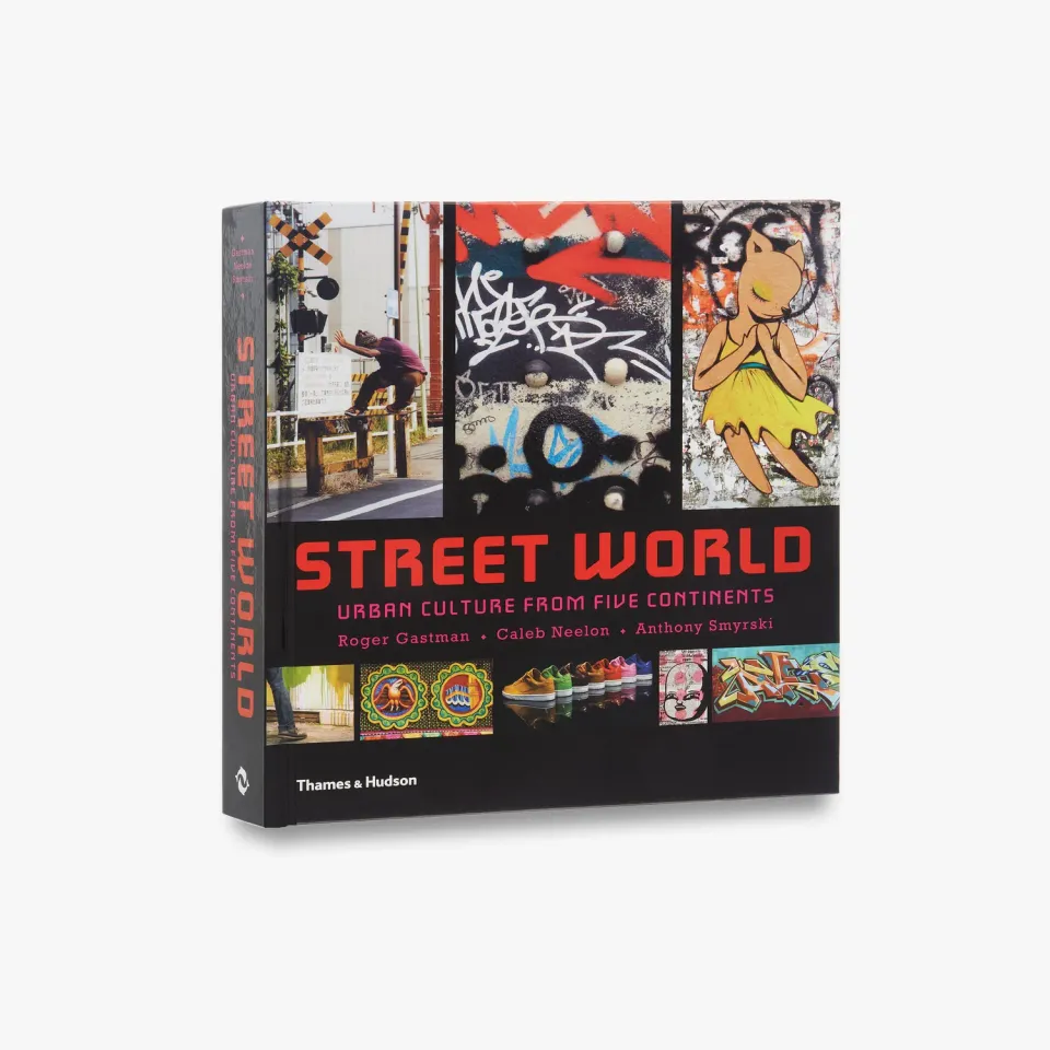 Thames & Hudson Street World bog - street art