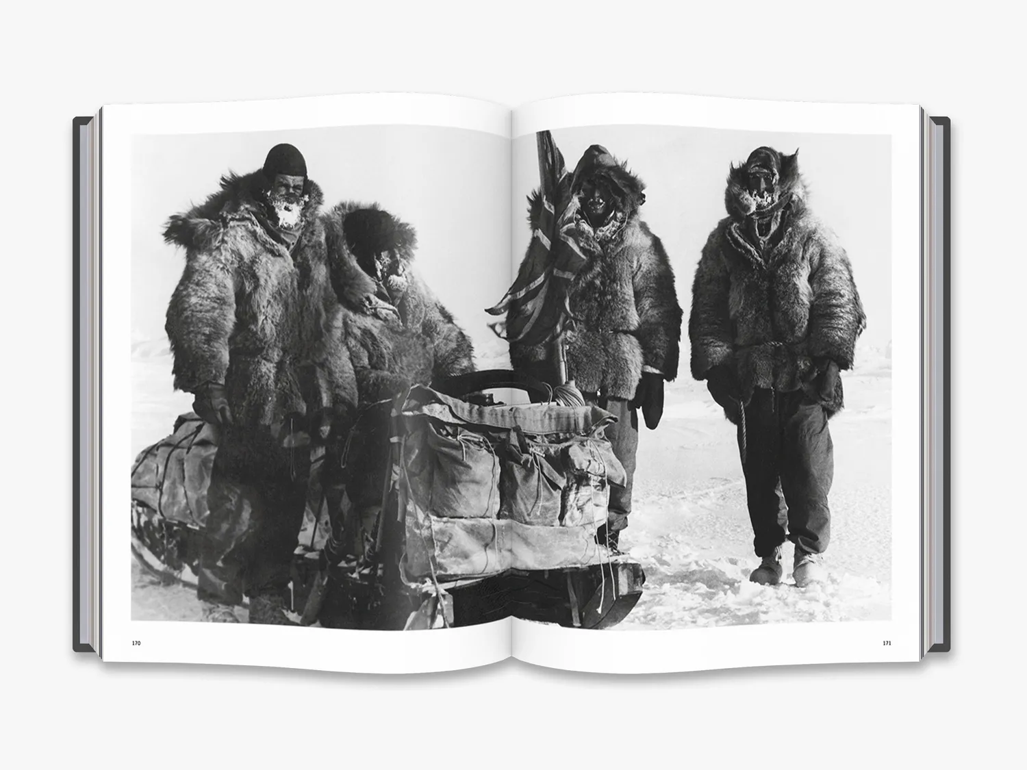 Thames & Hudson Across the Arctic Ocean ekspeditionsbog
