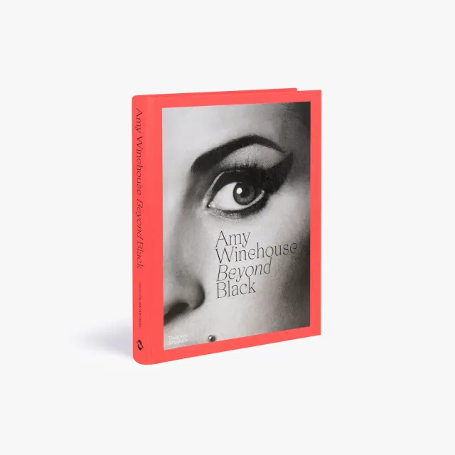 Thames & Hudson Amy Winehouse Beyond Black bog illustreret