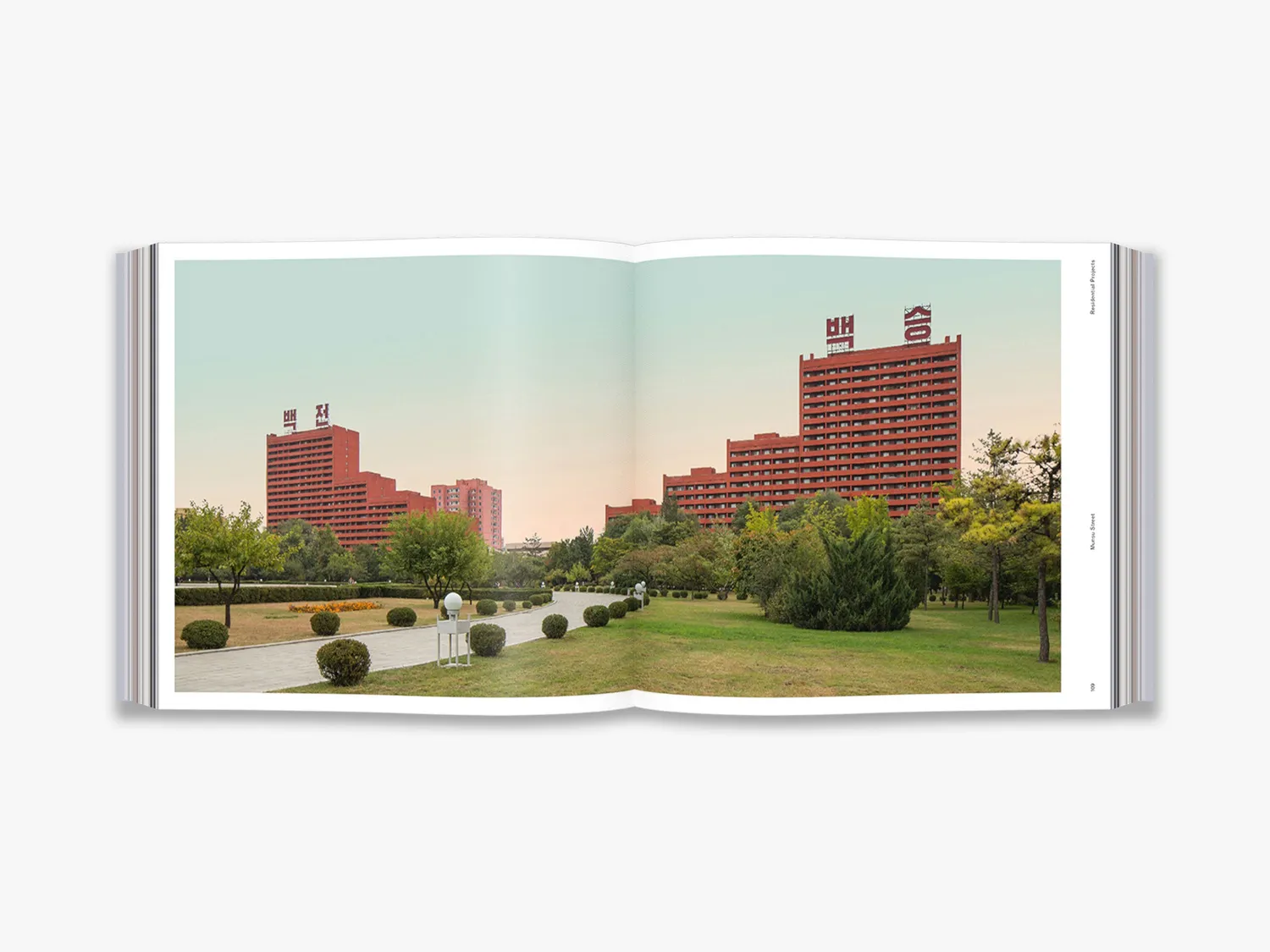 Thames & Hudson Model City Pyongyang bog nordkorea