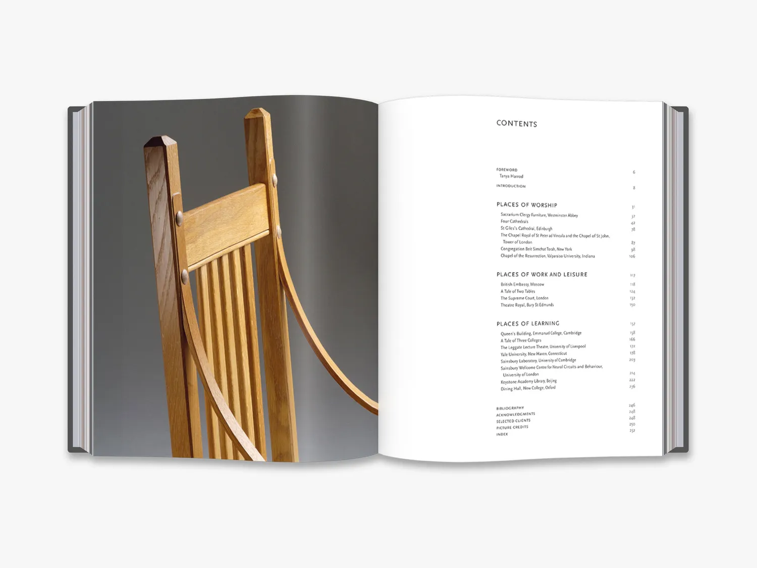 Thames & Hudson Furniture in Architecture designbog Hughes